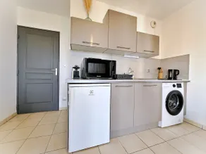 Bright 1BR • Balcony • Close to Transport - Image 4