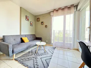 Bright 1BR • Balcony • Close to Transport - Image 2