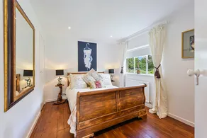 Hidden Cottage with Parking in Esher Surrey - Pass the Keys - Image 3