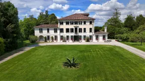 [Luxury Apartment] in Villa with Pool and centuries-old park - Image 2