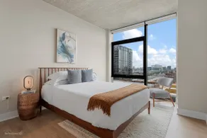 West Loop 2BR : Skyline Views + Prime Location - Image 2