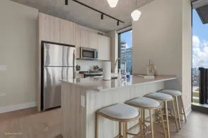 West Loop 2BR : Skyline Views + Prime Location - Image 3