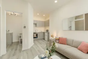 Modern | Central | Affordable | 1GB WiFi | Netflix - Image 4