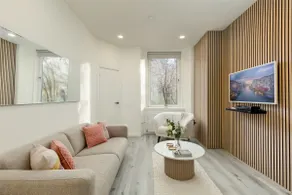 Modern | Central | Affordable | 1GB WiFi | Netflix - Image 2