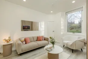 Modern | Central | Affordable | 1GB WiFi | Netflix - Image 3