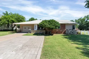 Centrally Located 2-2 Close to Hospitals & Lakes - Image 2
