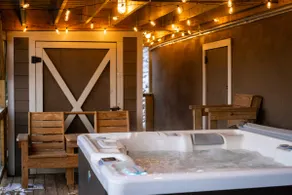Rustic & cozy, 3 decks w/ loft, 10 min to downtown - Image 4