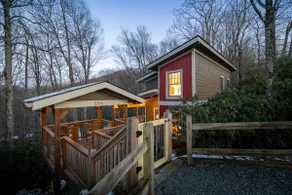 Rustic & cozy, 3 decks w/ loft, 10 min to downtown - Image 2