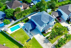 Miami Getaway Heated Pool Villa | Mini Golf | BBQ - Image 2