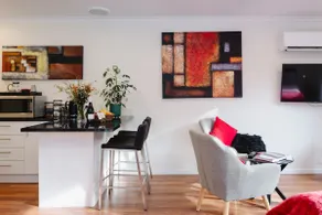 Garden cottage in Mount Eliza - Image 2