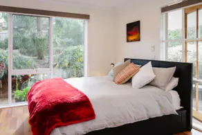 Garden cottage in Mount Eliza - Image 3