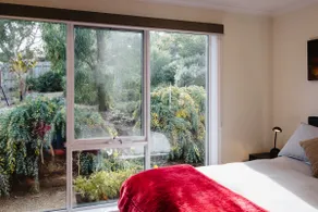 Garden cottage in Mount Eliza - Image 5