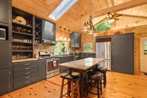 5BR/4BA w/ Hot Tub+Fire pit+3300 SQ FT and 8 acres - Image 5