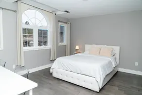 Luxurious & modern home in quiet neighbourhood - Image 3