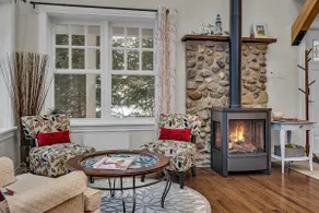 Chalet Lac Lemery: Stunning 3 Bedroom Lakehouse - Image 5