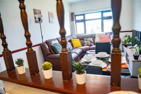 Sunny Beachside Apt with Free Parking - Image 5