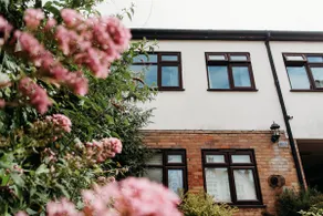 Sunny Beachside Apt with Free Parking - Image 2