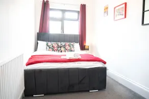 Sunny Beachside Apt with Free Parking - Image 4