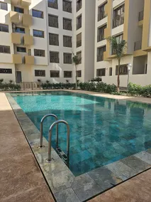 near airport with pool view and Netflix - Image 4