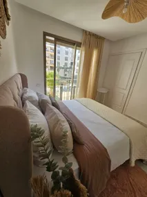 near airport with pool view and Netflix - Image 3