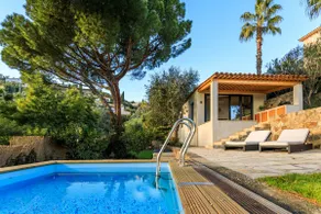 Private and luxury retreat with sea view and pool - Image 3