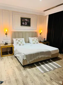 Ultra Luxury Studio Apartment with Bathtub - Image 2