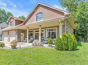 Multi-generational|LARGE Lakefront|GAMEROOM - Image 2