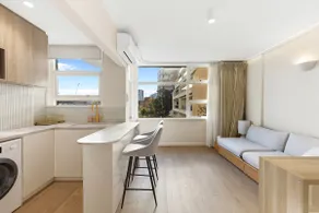 Sydney Harbour Bridge View Apartment - Image 4