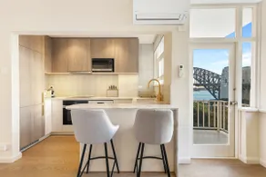 Sydney Harbour Bridge View Apartment - Image 2