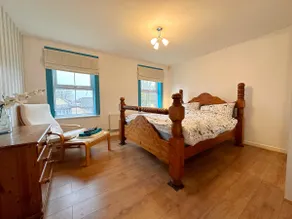 Town Centre spacious 4 bed town house - Image 2
