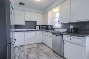 Cozy 2 Bed Room at Cleveland - Image 2