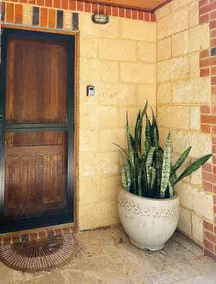 Eco friendly beachside stay with private courtyard - Image 2