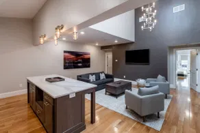 Corner Apt, Open Floor Plan In Downtown Newport - Image 3