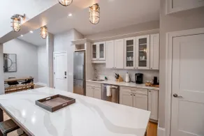 Corner Apt, Open Floor Plan In Downtown Newport - Image 5