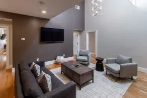 Corner Apt, Open Floor Plan In Downtown Newport - Image 4