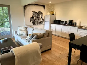 Central Woodside suite near restaurants with view - Image 5
