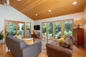Tranquil & Spacious 2-Bedroom Garden Retreat - Image 4