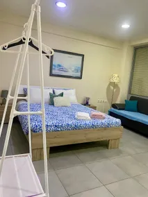 Comfy & Charming | Near Airport, ♛Queen Bed, Pkg - Image 2