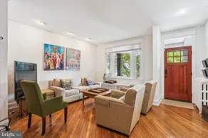 Beautiful, Comfortable & Historic Row House - Image 2