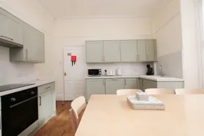 \"Birchfield\" - close to city centre, 4-bed ensuite - Image 5