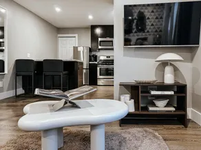 Stylish Studio w/porch in the Heart of Park Ave - Image 3