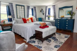 Artful Lakeside Retreat: Dreamy Tub-Rave Reviews - Image 4