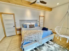 Waterfront Retreat with Sunset Views & Sandy Beach - Image 4