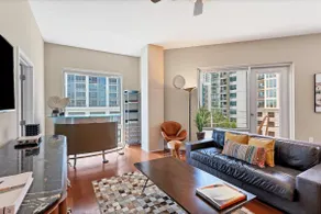 Beautiful Downtown Condo 1/1 - Image 2