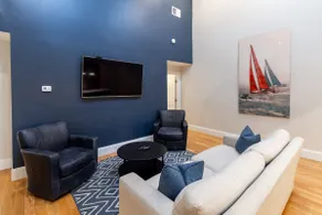 2 Bedrooms & Loft - Minutes to Shops & Restaurants - Image 2