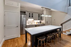 2 Bedrooms & Loft - Minutes to Shops & Restaurants - Image 5