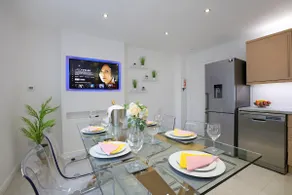 Spacious 4BR City Centre Apartment w/ Free Parking - Image 3