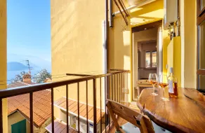 Apartment with a balcony overlooking the lake in Varenna - Image 2