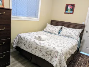 1 bedr near SkyTrain w/private entrance & bathroom - Image 2