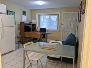 1 bedr near SkyTrain w/private entrance & bathroom - Image 4